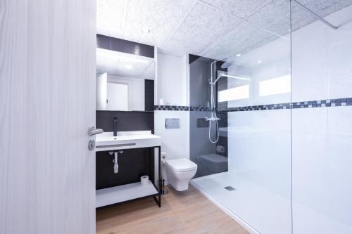 罗萨斯Hotel Costa Brava的浴室配有卫生间、盥洗盆和淋浴。