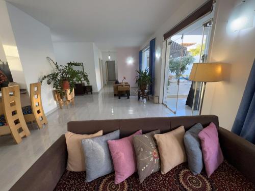 卢克索Luxor Rose Villa的客厅配有带色彩缤纷枕头的沙发