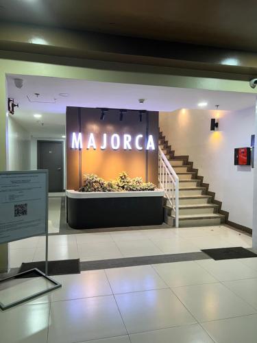 巴科洛德3P Majorca , Camella Manor Mandalagan的大楼里一个马佐拉商店的大标志