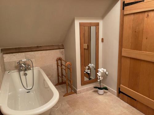 谢普顿马利特Yew Tree Cottage的带浴缸和盥洗盆的浴室