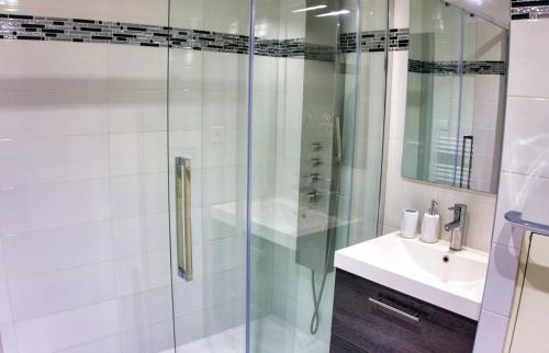 戛纳Ref MIDI - Palmes d'Or Properties的一间带玻璃淋浴和水槽的浴室