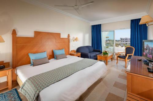 哈马马特Occidental Marco Polo的酒店客房设有一张大床和一台电视。