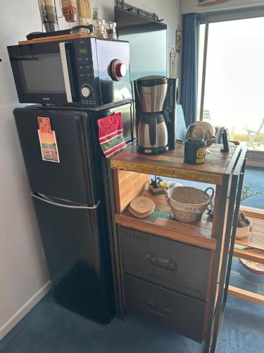 拉卡诺OCEAN VIEW的厨房配有黑色冰箱和微波炉。