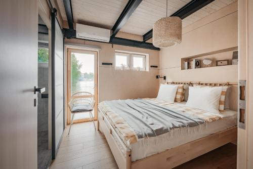 布拉格HOUSEBOAT FRED Prague的一间卧室设有一张大床和一个窗户。