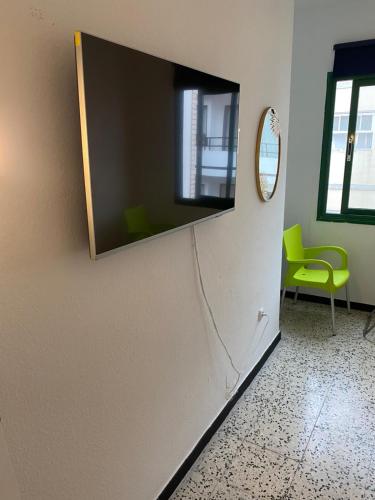 拉克鲁斯Teobaldo Power的一间设有镜子和绿椅的客房