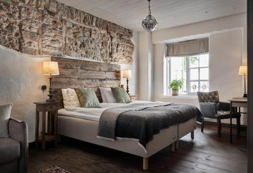 维斯比海尔格兰德威斯比酒店的一间卧室配有一张石墙床
