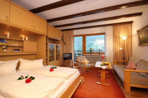 希洛谢克瓦利赛运动酒店的酒店客房,设有两张床和一张沙发