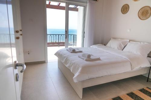拉纳卡Meneou Houses by the Sea的一间卧室设有一张床,享有海景