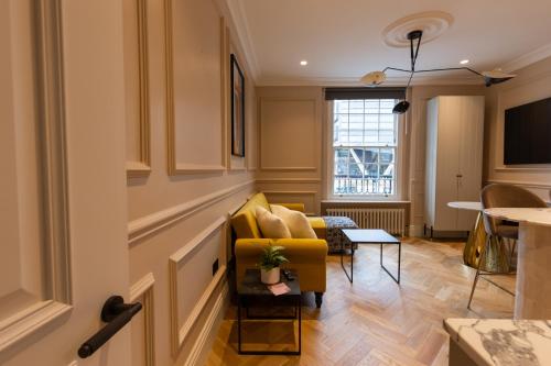 伦敦Boutique Apartment in Camden road的客厅配有黄色椅子和沙发