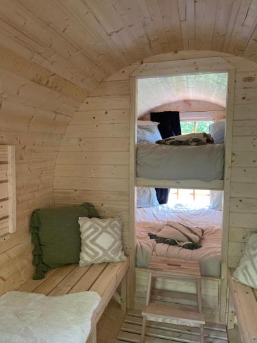 Florent-en-ArgonneLe Hameau的小木屋设有两张双层床,配有窗户
