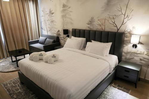 拉马拉Ocean Grand Hotel - Ramallah的卧室配有一张白色大床和一把椅子