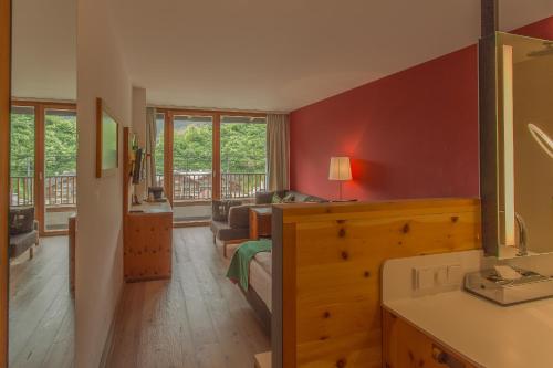 巴特奥塞俄泽佐格约翰SPA酒店的一间卧室设有一张床和一间客厅。