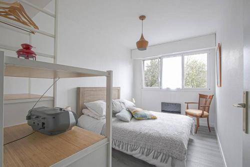 凯恩Appt agréable avec balcon au sud-ouest de Caen的白色的卧室设有床和窗户