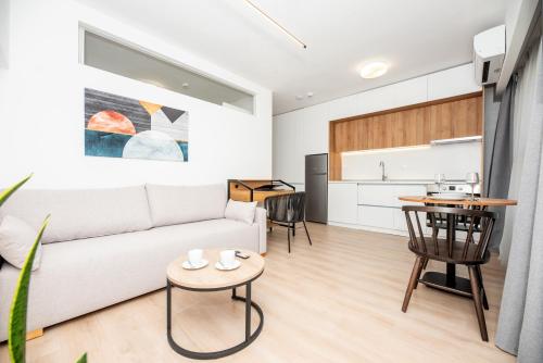 塞萨洛尼基LASARI comfort living的客厅配有白色的沙发和桌子