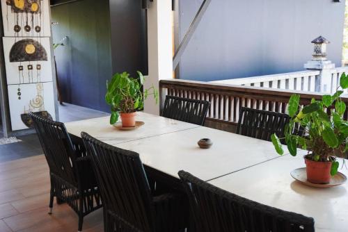 珍南海滩洛特33精品酒店的用餐室配有桌椅和植物