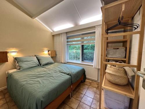 HummeloAchterhoekhuisje De Rode Beuk的一间小卧室,配有床和窗户
