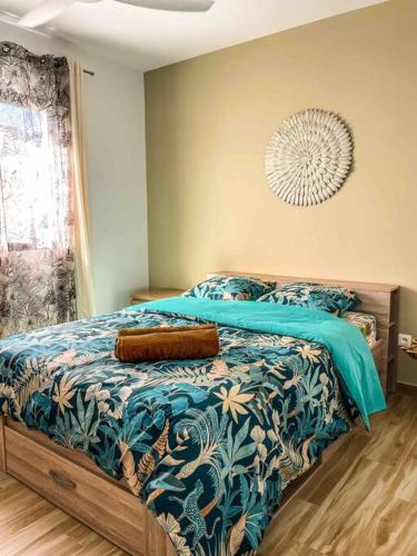 珀蒂蒂勒Villa cap zen and spa的一间卧室配有一张带蓝色棉被的床