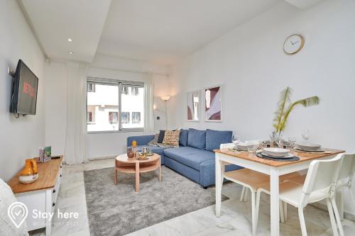 拉巴特Stayhere Rabat - Agdal 2 - Classic Residence的客厅配有蓝色的沙发和桌子