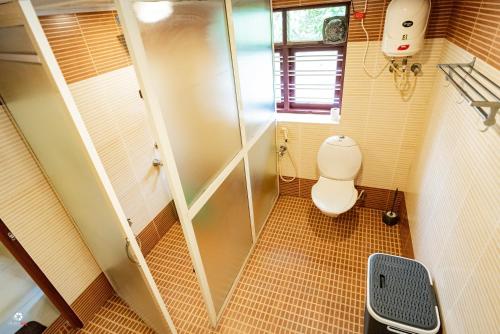 ChāvakkādMeleppura Homestay的一间带卫生间和淋浴的小浴室
