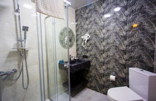 巴统Memory的带淋浴的浴室以及黑白墙纸。