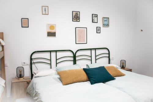 奥萨德蒙铁尔Casas rurales La Carrasca的卧室配有白色的床和枕头。