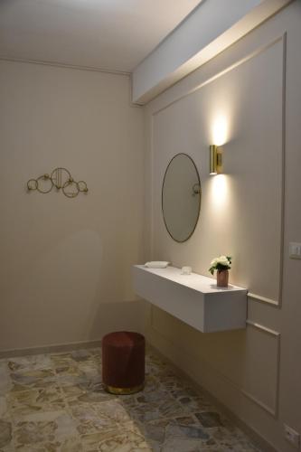泰尔莫利Russo Apartment的一间带水槽和镜子的浴室