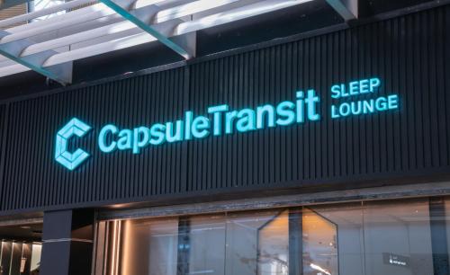 雪邦Capsule Transit Sleep Lounge KLIA T1 - Landside的建筑物一侧的标志