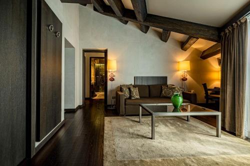 穆拉诺Hyatt Centric Murano Venice的客厅配有沙发和桌子