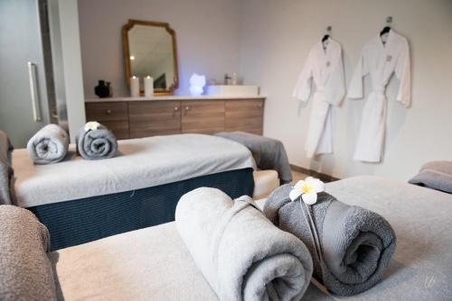 香槟沙隆Armes de Champagne的客房设有两张带毛巾和镜子的床
