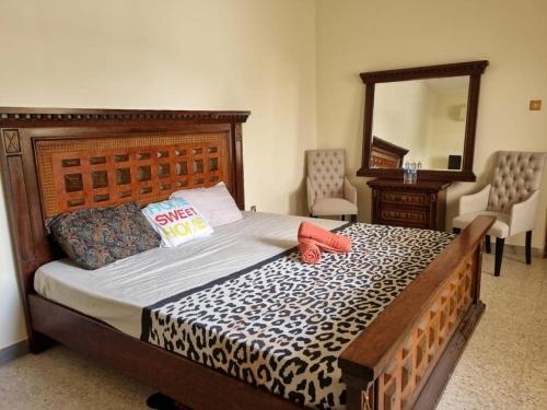 艾恩VictoriaS的一间卧室配有一张带豹纹床单的大床