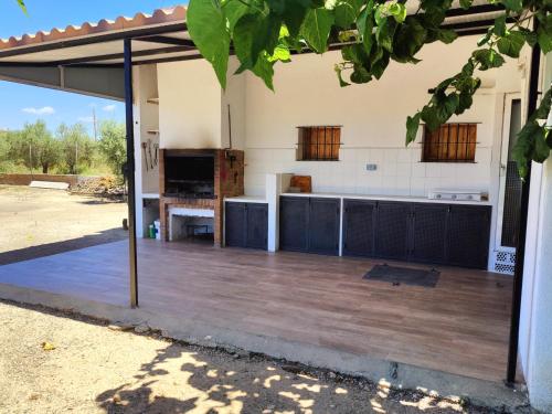萨洛Villa Elena的一间铺有木地板的室外厨房