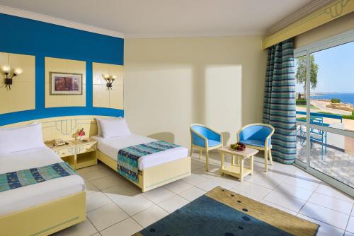 沙姆沙伊赫梦海滩度假村- 沙姆沙伊赫的酒店客房设有两张床和一个阳台。