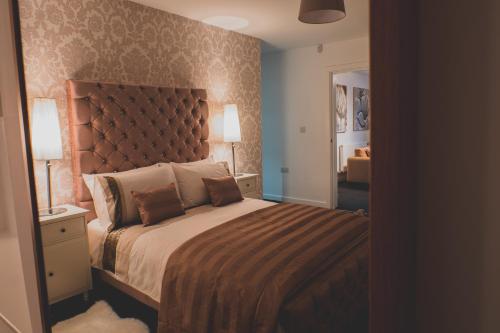 哈利法克斯Peaceful Retreat Suite - Simple2let Serviced Apartments的一间卧室配有一张大床和镜子