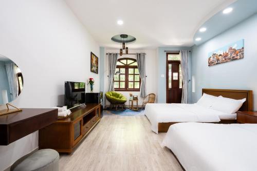 胡志明市The Lovenote Home的酒店客房配有两张床和一张书桌