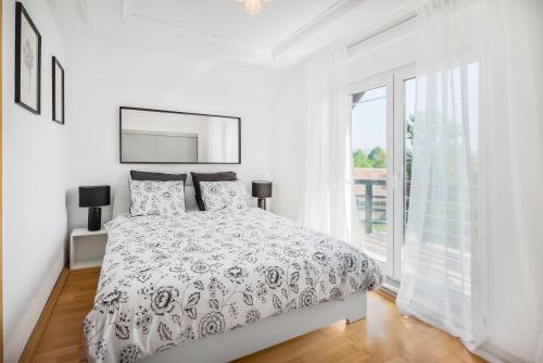 Tomić DragaVilla Tratea - With Pool的白色的卧室设有床和窗户