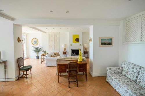维耶特里Villa Lilia的客厅配有桌子和沙发