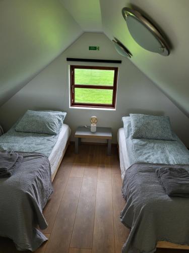 塞尔福斯Hólar countryside cabin 1的带窗户的客房内的两张床