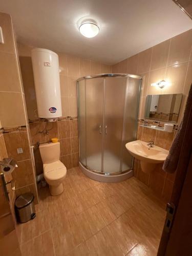 卡瓦尔纳卡瓦尔纳天堂公寓 的带淋浴、卫生间和盥洗盆的浴室