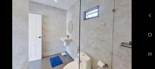 Ban LamaiKadena Villa的一间带卫生间和玻璃淋浴间的浴室