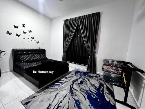 马六甲Rz Homestay的一间卧室设有一张床,墙上设有窗户和 ⁇ 蝠。