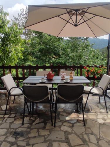 LičKuća za odmor Iva的庭院内桌椅和遮阳伞