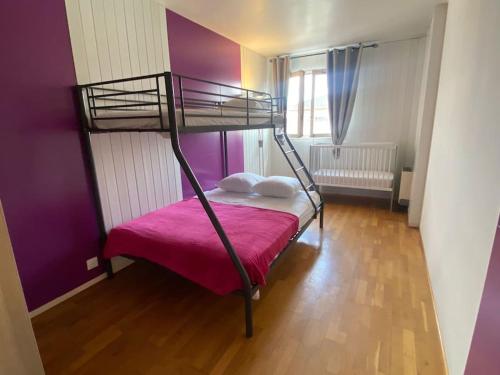 洛涅Belle vue de Lognes- 15min Disney/ 5min gare / Parking gratuit的一间卧室配有一张带紫色墙壁的双层床