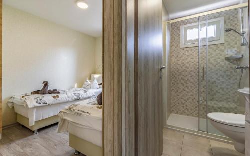 班约勒Mobile Home Rojnic的一间卧室配有一张床和淋浴,还有一间浴室