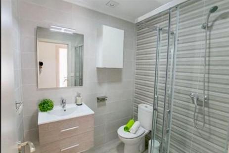 厄尔·阿尔特Appartement entier的浴室配有卫生间、盥洗盆和淋浴。