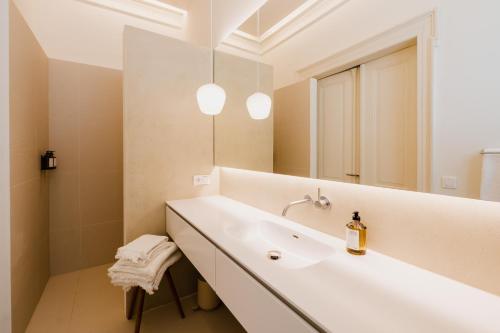 斯图加特Das Edith的白色的浴室设有水槽和镜子