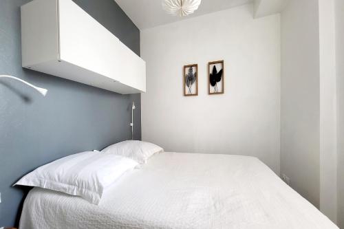 瓦讷App. Résidence Parking Belle Terrasse Proche Port的卧室配有白色的床和白色橱柜