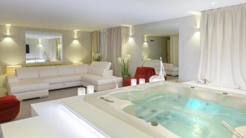 米萨诺阿德里亚蒂科VILLA ROSSA 12, Emma Villas的中间设有带大浴缸的客厅