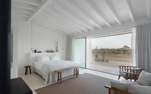 阿尔热祖尔Amaria的白色的卧室设有床和大窗户