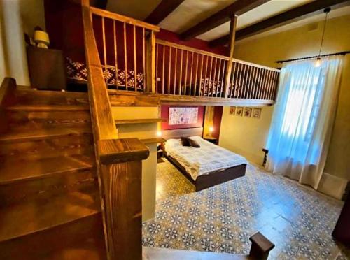 艾因西莱姆Ta' Ciangura House of Character的卧室配有床,楼梯位于房子内