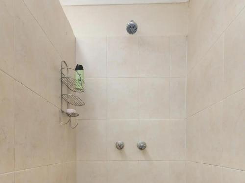 约翰内斯堡Parkhurst Cottage的带淋浴喷头的浴室